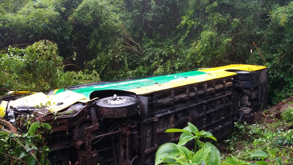 Acidente entre ônibus e caminhão deixa um morto e 5 feridos em Farroupilha