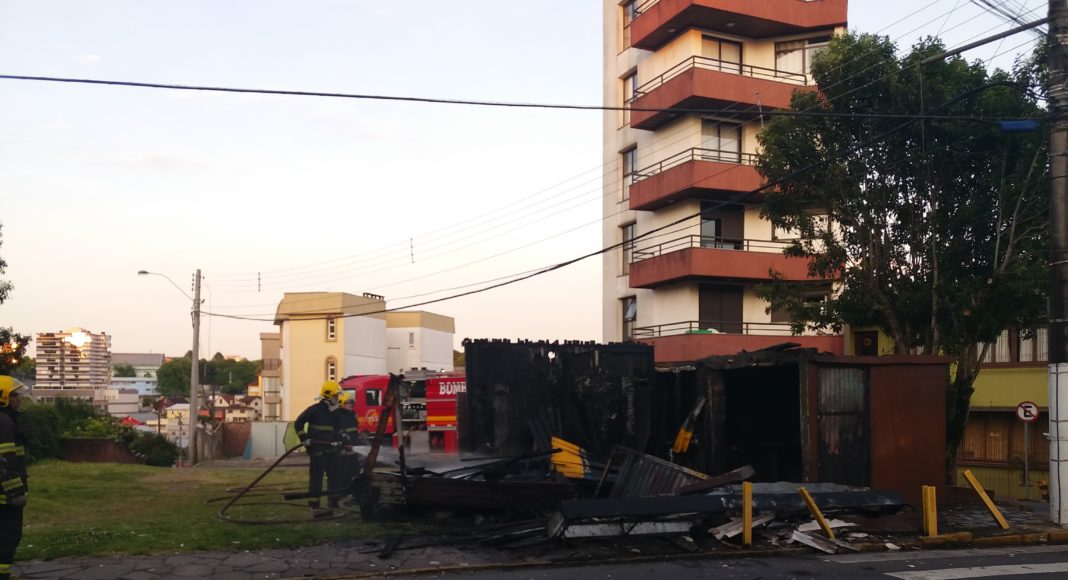 Fogo se alastrou rapidamente e destruiu imóvel de madeira (Fotos: Maicon Rech)