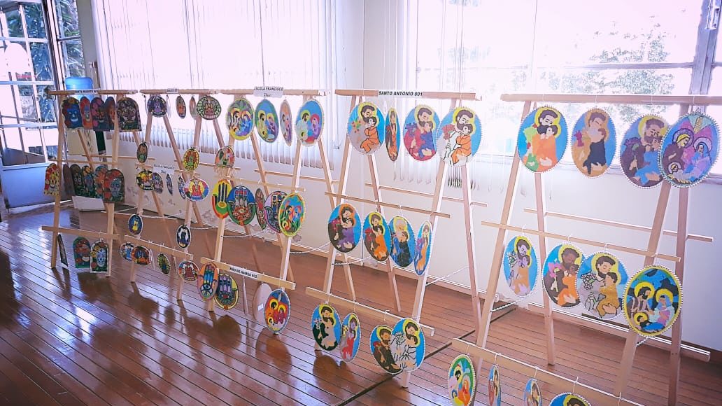 Os estudantes reaproveitaram materiais recicláveis para confeccionar relicários, capelas e mosaicos. Foto: Bárbara Morello Os estudantes reaproveitaram materiais recicláveis para confeccionar relicários, capelas e mosaicos. Foto: Bárbara Morello