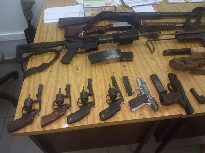 Foram apreendidas pistolas, revólveres, metralhadoras, fuzis e escopetas (foto: divulgação/Brigada Militar)