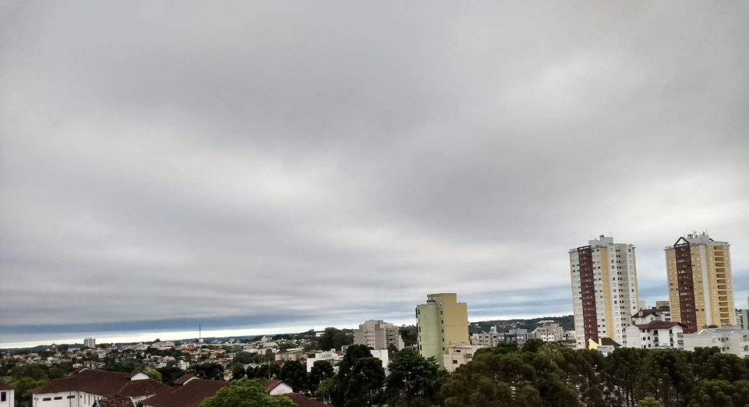 Temperatura agradável e chance de chuva marcam o tempo neste sábado no RS Temperatura agradável e chance de chuva marcam o tempo neste sábado no RS