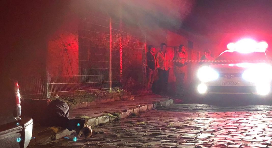 Um veiculo prata teria chego ao local e disparado contra a vítima (Foto: Cristiano Lemos/ Grurpo RSCOM)