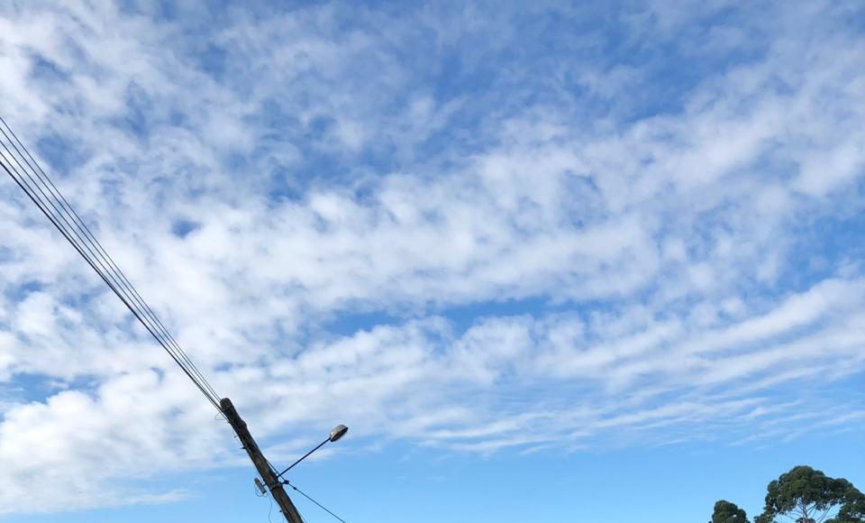 Apenas a fiação segura o poste em pé (Foto: Cristiano Lemos/Grupo RSCOM)