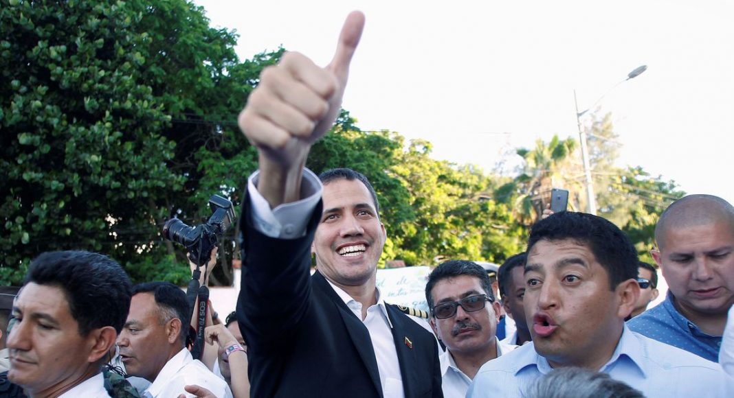 Maduro diz que seguirá no poder; Guaidó reunirá funcionários públicos
