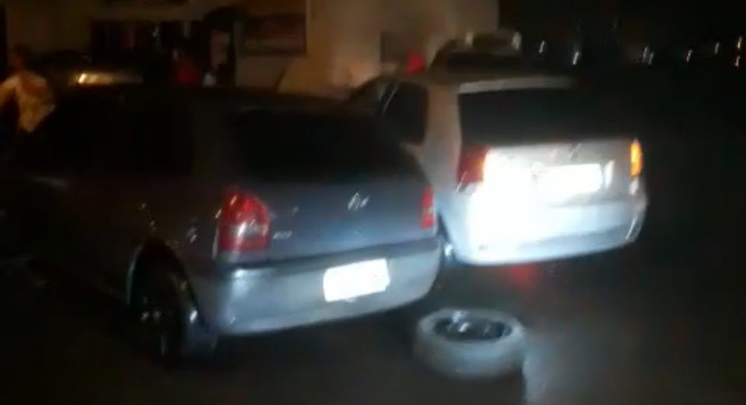 Buraco na Perimetral Oeste, em Caxias, causa danos em dezenas de carros