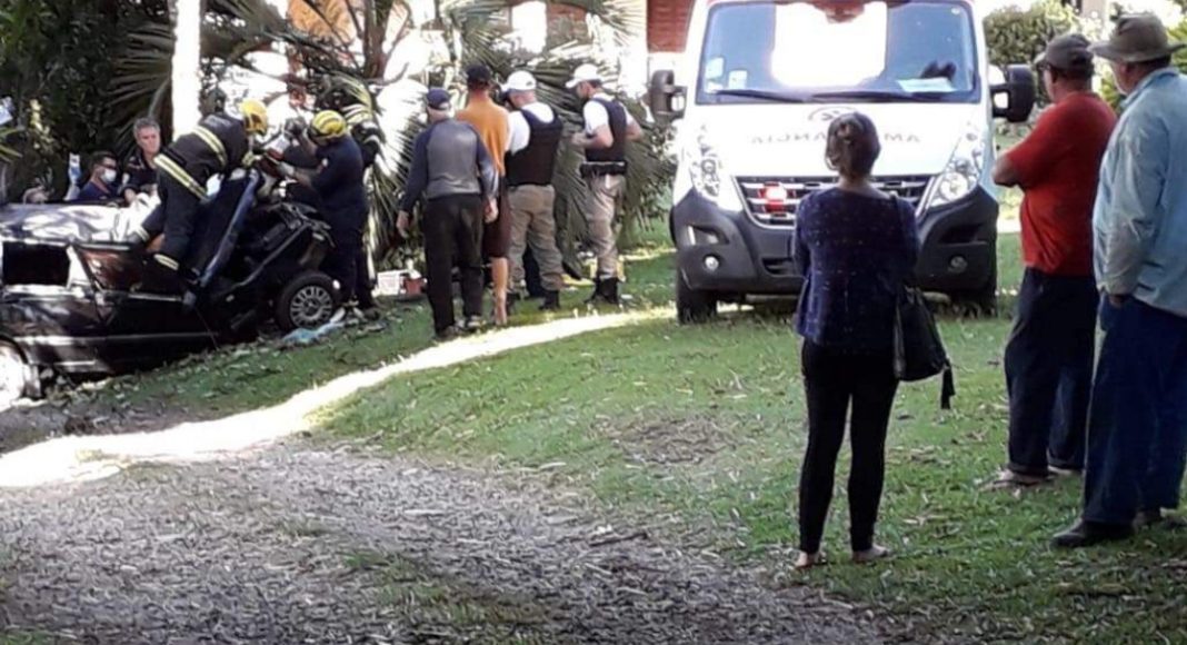 Homem morre ao colidir carro em árvore no bairro Ana Rech, em Caxias