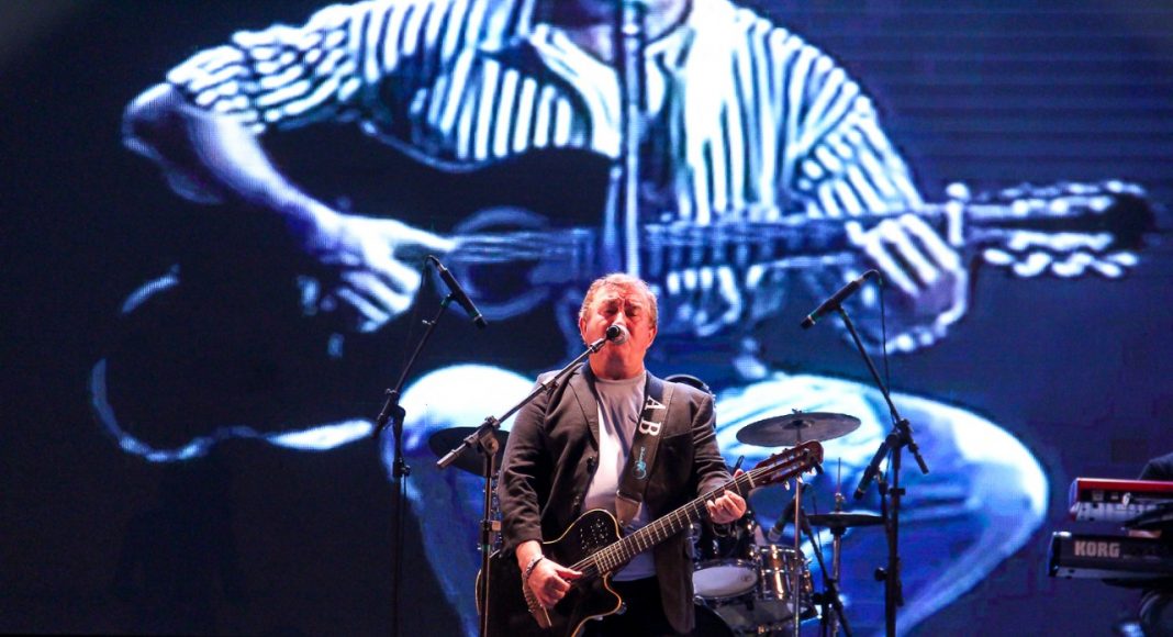 Amado Batista: 30 mil pessoas na noite mais romântica da Festa da Uva
