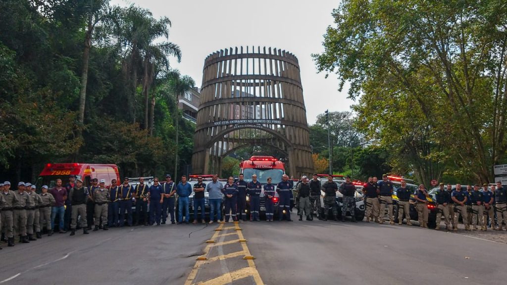 Forças de segurança de Bento fazem homenagem a policial morto por assaltantes
