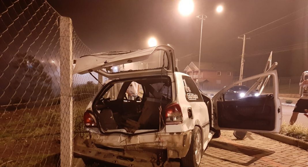 Condutor capota veículo em Desvio Machado, interior de Carlos Barbosa