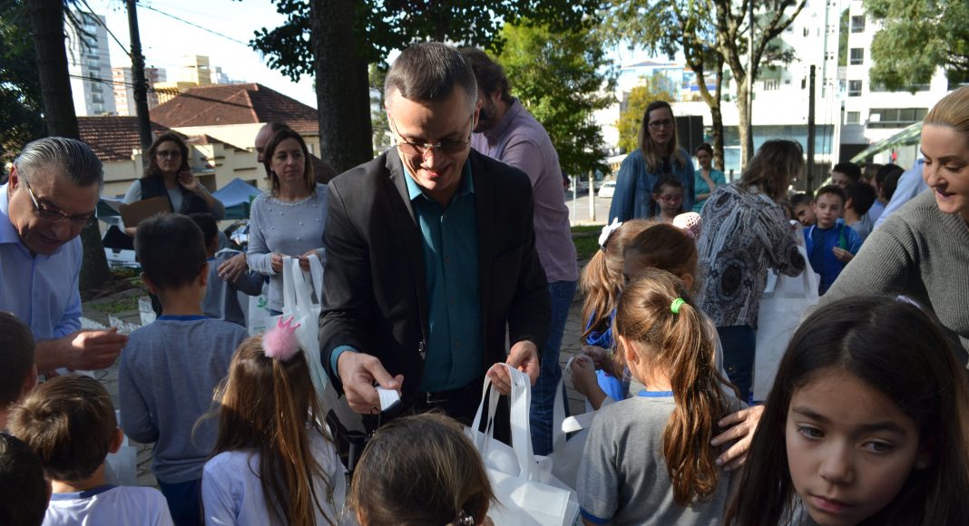 Sindilojas e Sicredi distribuem sacolas retronáveis
