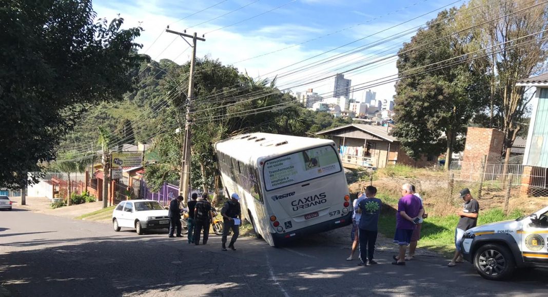 No ônibus estava apenas o motorista, ninguém ficou ferido. Foto: Mauro Teixeira
