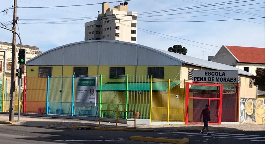 Grupo de Whats evita que escola seja saqueada no São Pelegrino, em Caxias