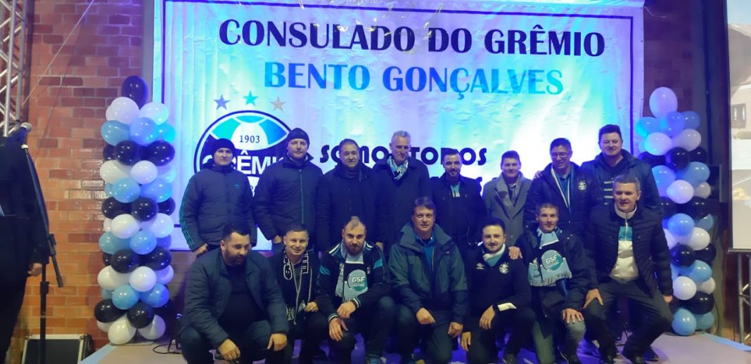 Mais de mil torcedores gremistas participam de confraternização em Bento