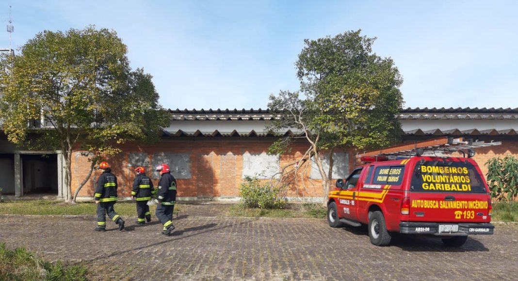Bombeiros de Garibaldi controlam incêndio em prédio abandonado na BR-470