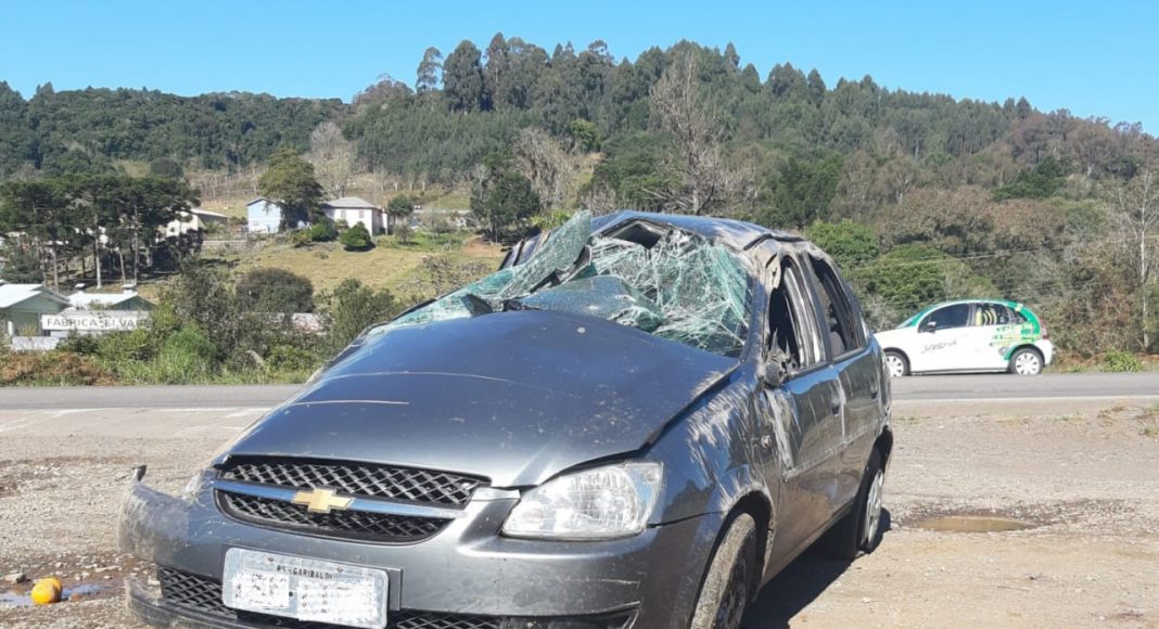 Jovem fica ferida após capotar o veículo que conduzia na RSC-453, em Garibaldi