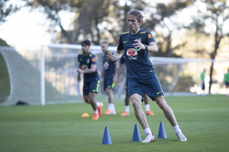 Felipe Luís vem sendo acompanhado pela fisioterapeuta Caio Melo e pelo preparador físico Fábio Mahseredjian. Foto: Lucas Figueiredo/CBF