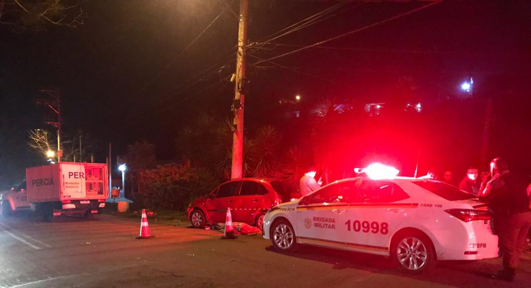 Homem morre prensado entre carro e moto após ser atropelado em Caxias