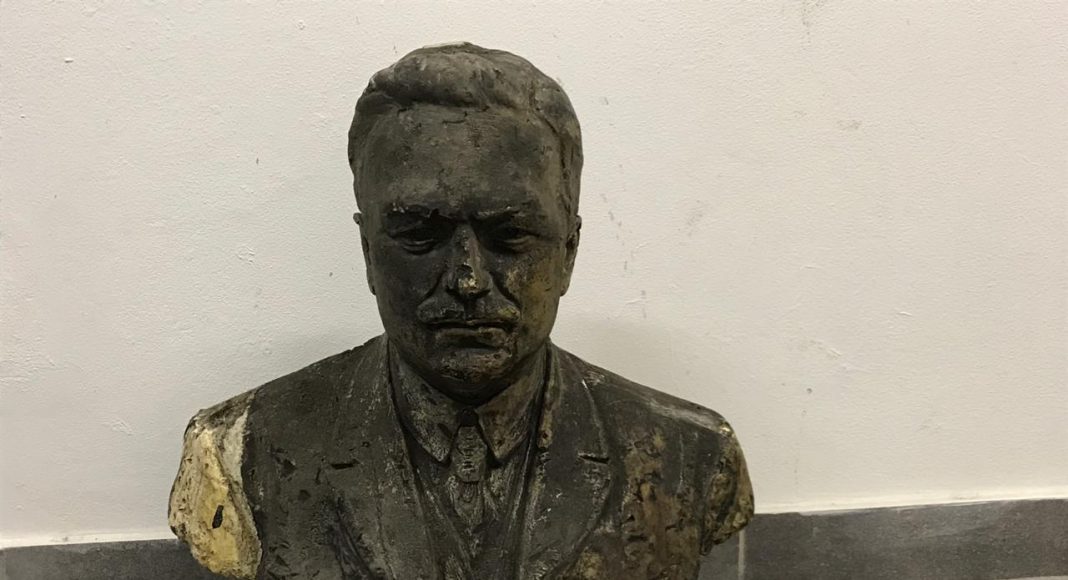 O busto que ainda não foi identificado está no depósito da 1ª DP de Caxias. Foto: Mauro Teixeira