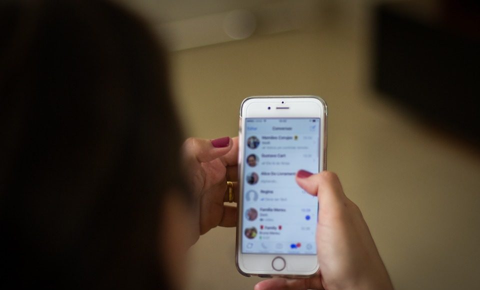 Homem perde R$ 400 em golpe após trocar fotos íntimas em rede social, em Caxias