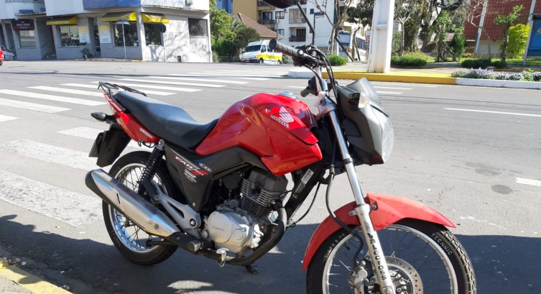 Acidente envolvendo carro e moto deixa uma pessoa ferida, em Garibaldi