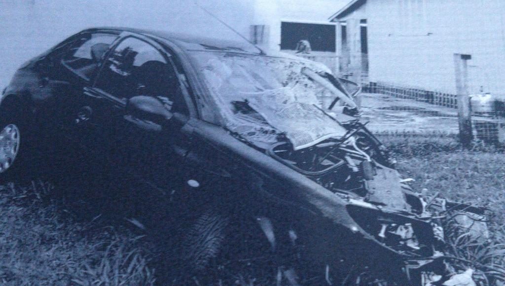 Carro atingido pelo Fiat Marea conduzido pelo autor do crime (foto: divulgação/MP)