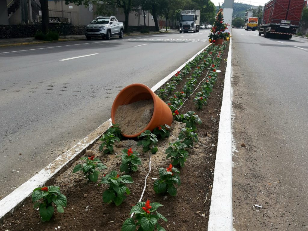 Enfeites natalinos são alvos de vandalismo no centro de Garibaldi