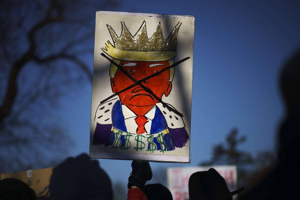 Manifestantes carregam cartaz contra Donald Trump em ato em frente ao Capitólio a favor do impeachment do presidente americano - Drew Angerer/Getty Images/AFP