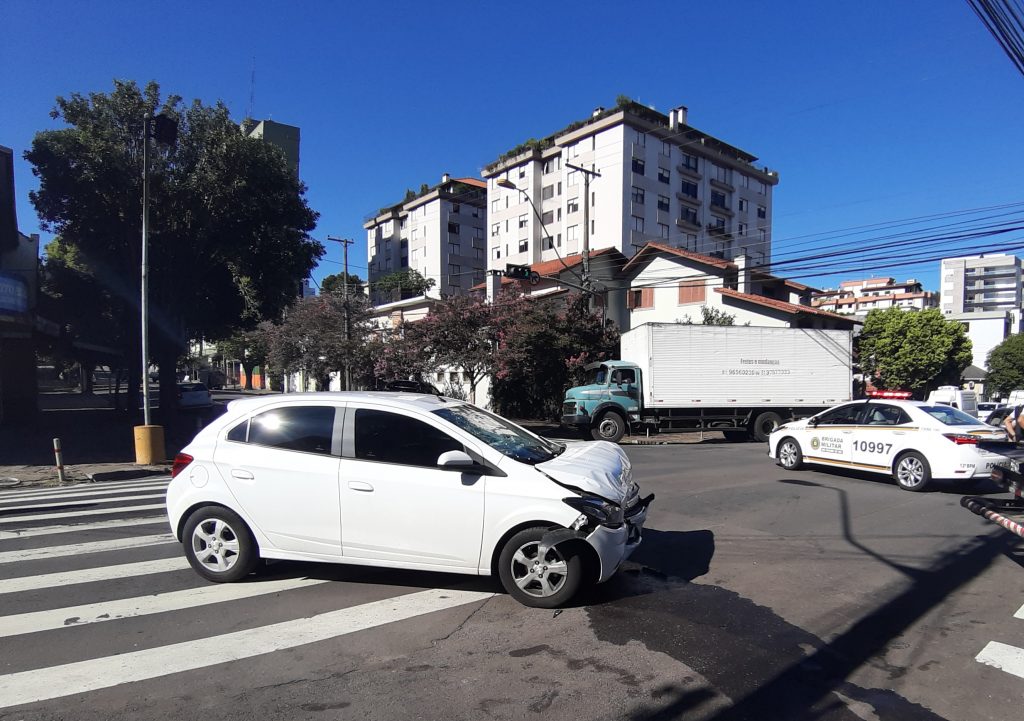 Condutor trafega na contramão e causa acidente no Centro de Caxias do Sul