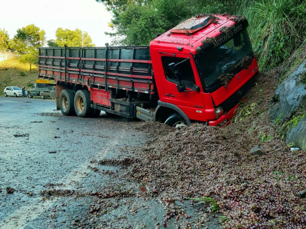 Acidente envolvendo caminhão carregado de uvas deixa rodovia bloqueada, em Garibaldi Acidente envolvendo caminhão carregado de uvas deixa rodovia bloqueada, em Garibaldi