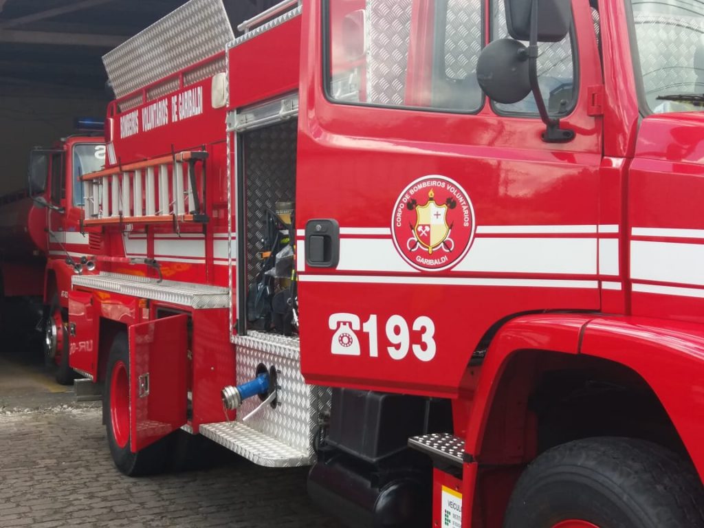 Motorista foge de local do acidente após colidir e veículo capotar, em Carlos Barbosa