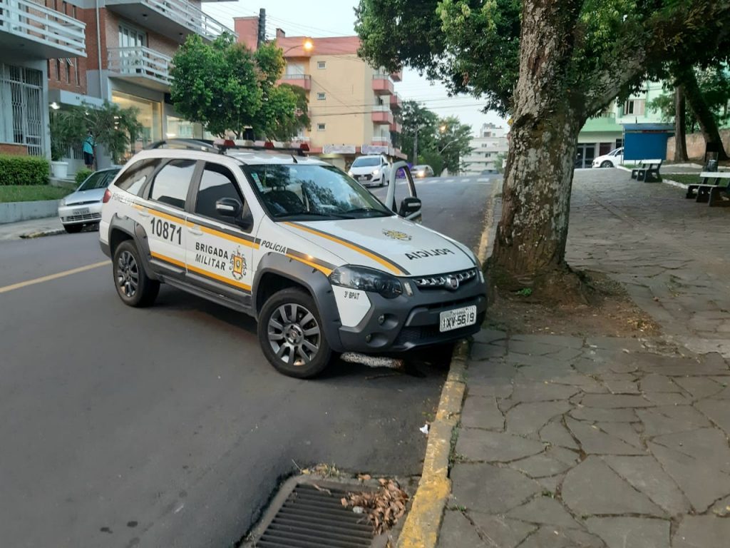 Homem ameaça policiais com facão e é detido, em Garibaldi