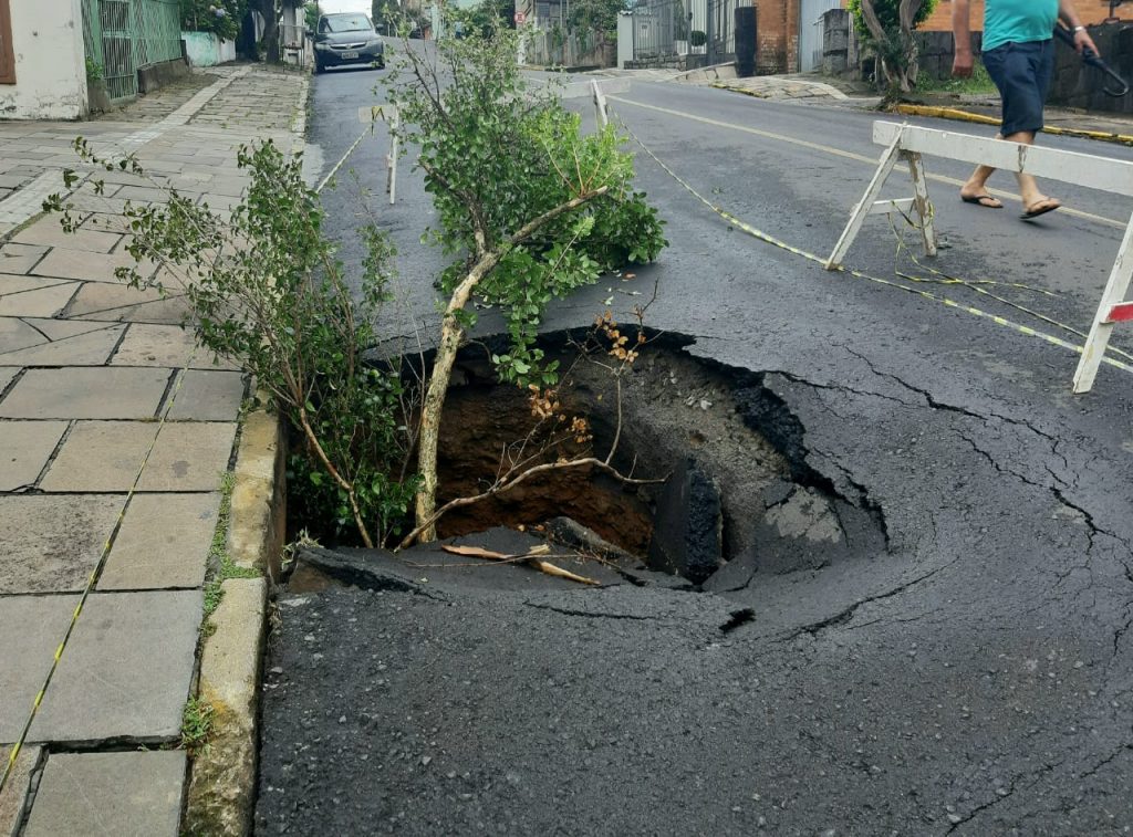 Após rompimento de tubulação de esgoto, cratera se forma no centro de Garibaldi