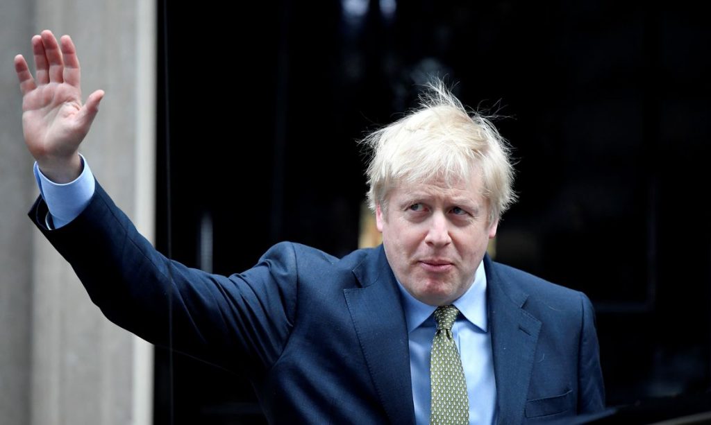 Em mensagem de vídeo, Boris Johnson diz que médicos salvaram sua vida