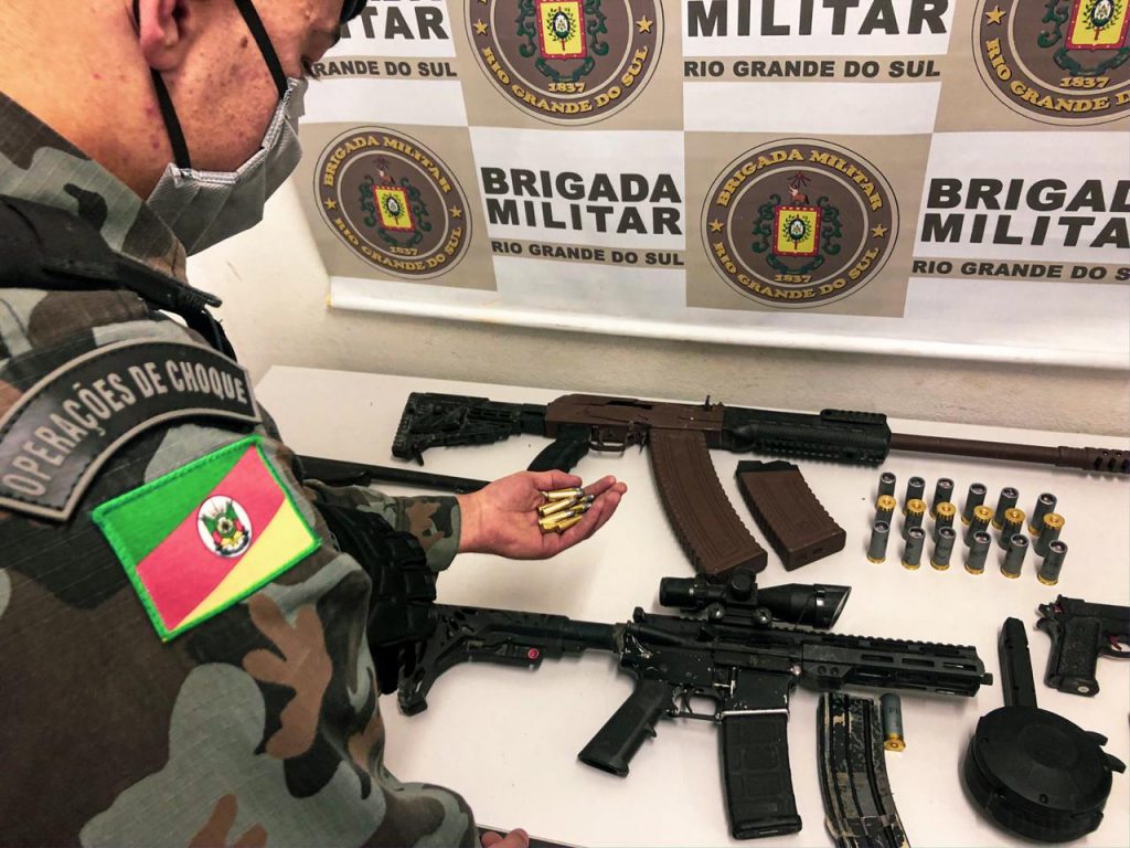 Ação do Batalhão de Choque da BM apreende armas de facção criminosa em Caxias