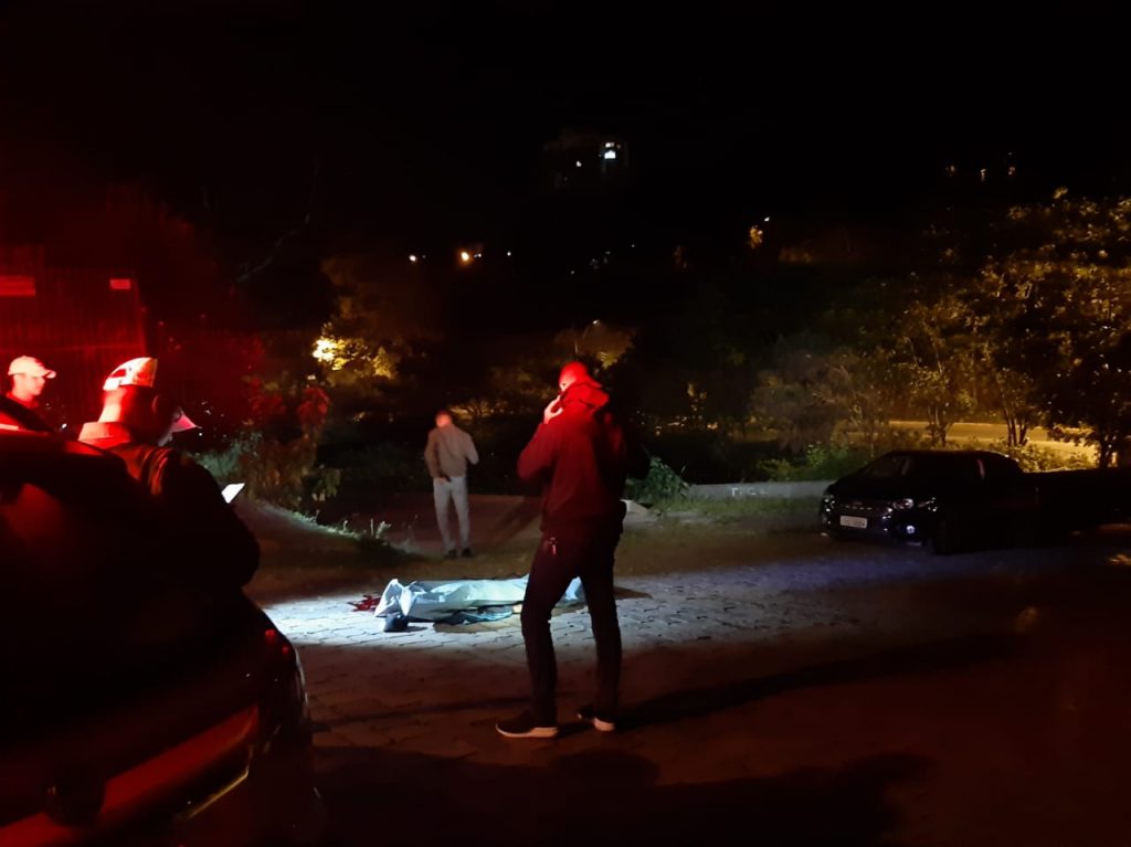 Homem é morto a tiros no meio da rua na Zona Oeste de Caxias