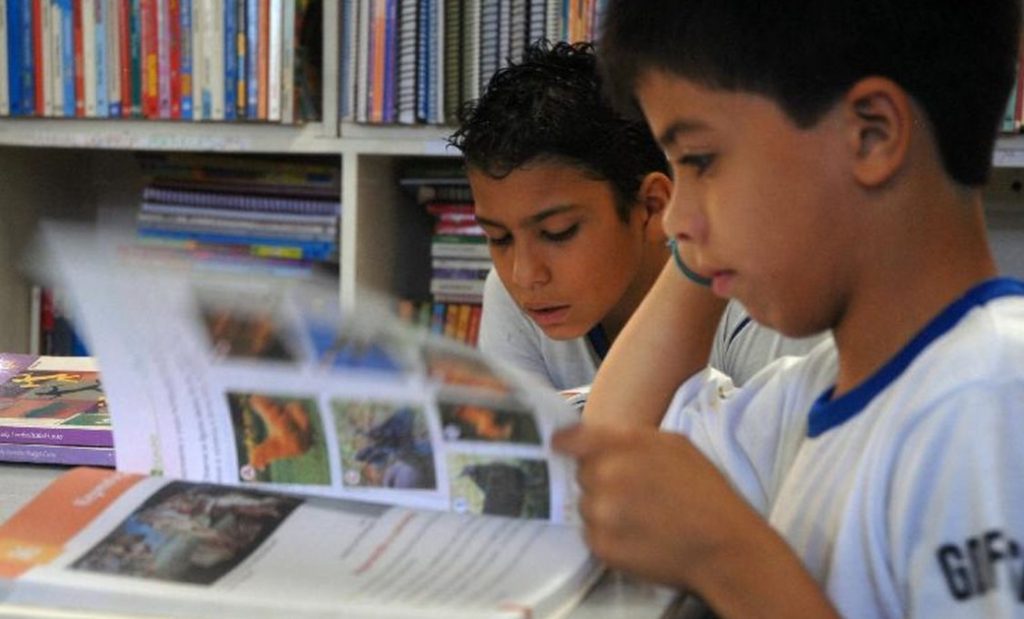 Pais organizam carreata pedindo desconto na mensalidade de escolas particulares em Caxias