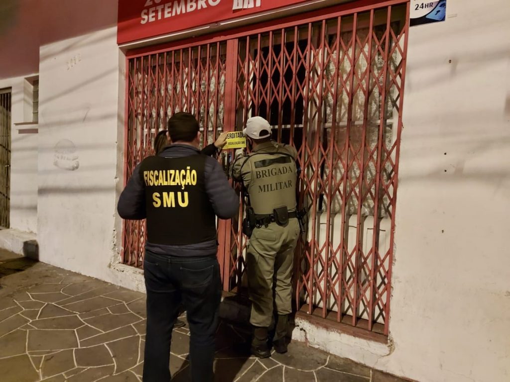 Operação acaba com festa clandestina com 80 pessoas e fecha dois bares em Caxias do Sul