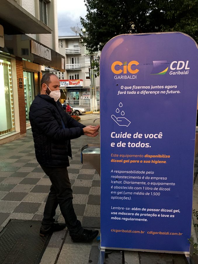 Totem que fornece álcool em gel gratuitamente é instalado no centro de Garibaldi