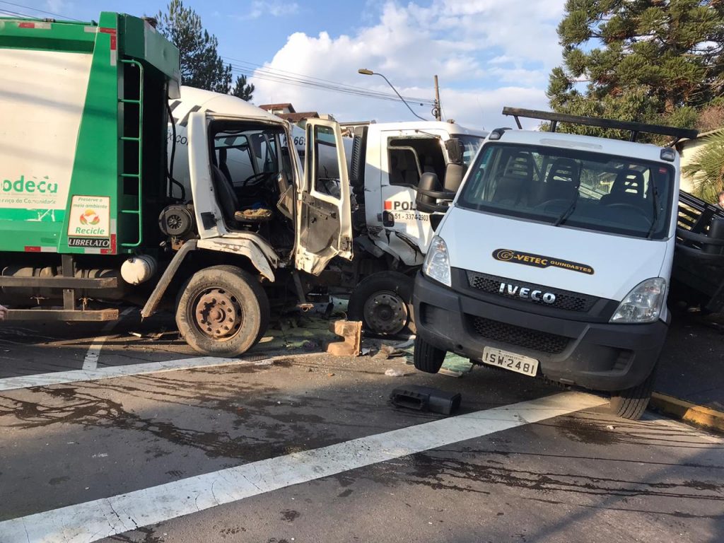 Acidente envolvendo três caminhões deixa duas vítimas feridas, em Caxias do Sul