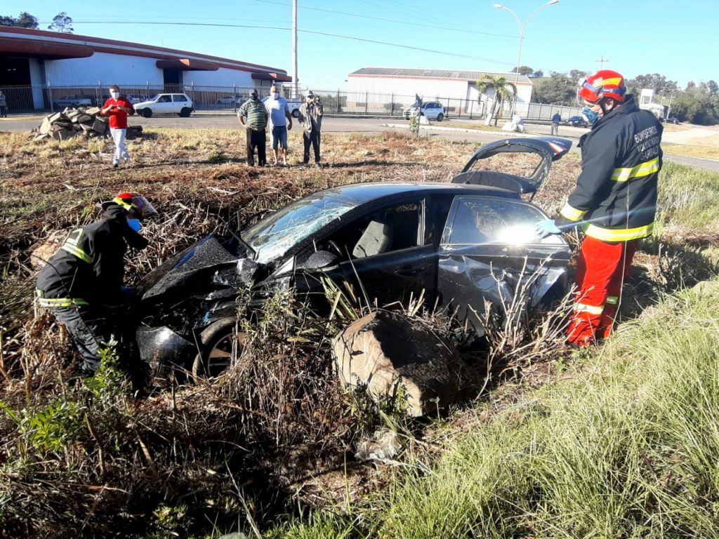 Acidente entre caminhão e automóvel deixa mulher ferida, em Garibaldi