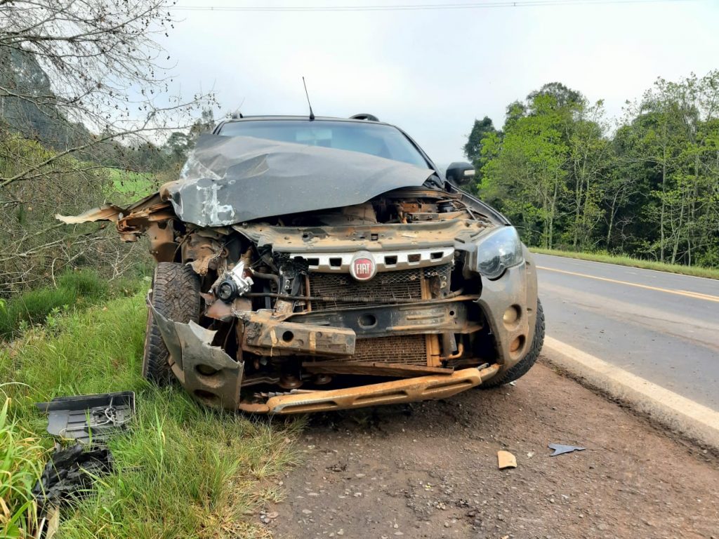 Dois automóveis e um caminhão se envolvem em acidente na RSC-453, em Garibaldi