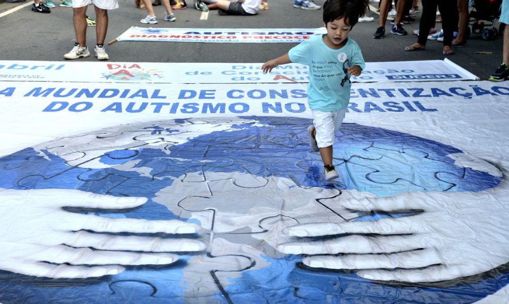 Rio de Janeiro - 8ª Caminhada do Dia Mundial da Conscientização do Autismo, promovida pelo Grupo Mundo Azul, no Leblon, zona sul da cidade. O grupo luta por centros de tratamento e reabilitação para autistas, por atendimento multidisciplinar diagnóstico precoce, educação especial, além de lar terapêutico para os órfãos (Tânia Rêgo/Agência Brasil)