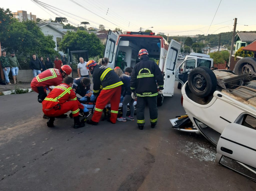 Motorista capota veículo, tenta retirar tripulante à força e foge correndo, em Garibaldi