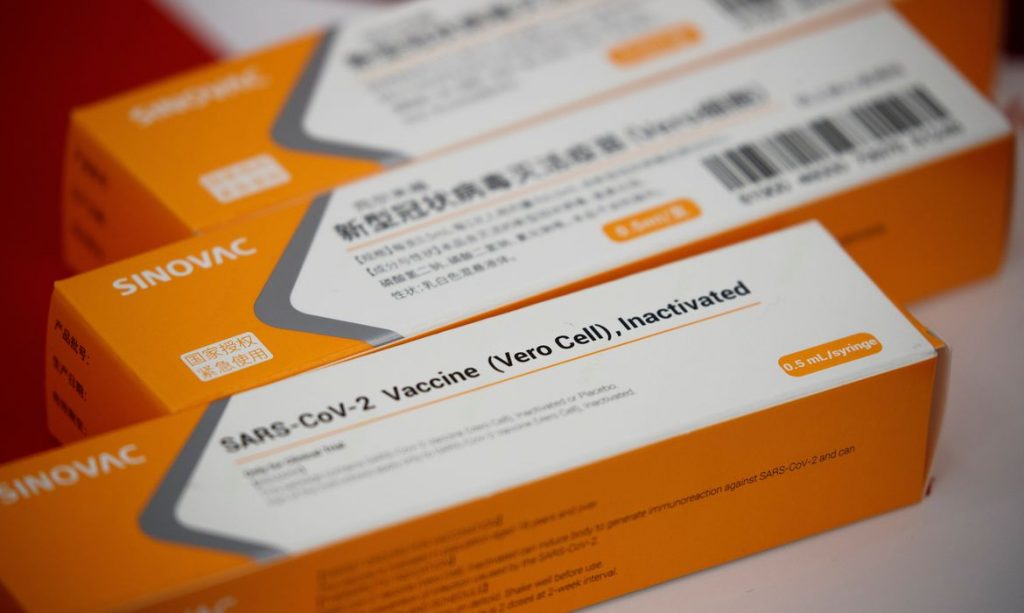Anvisa interrompe estudos da Coronavac após 'evento adverso grave'