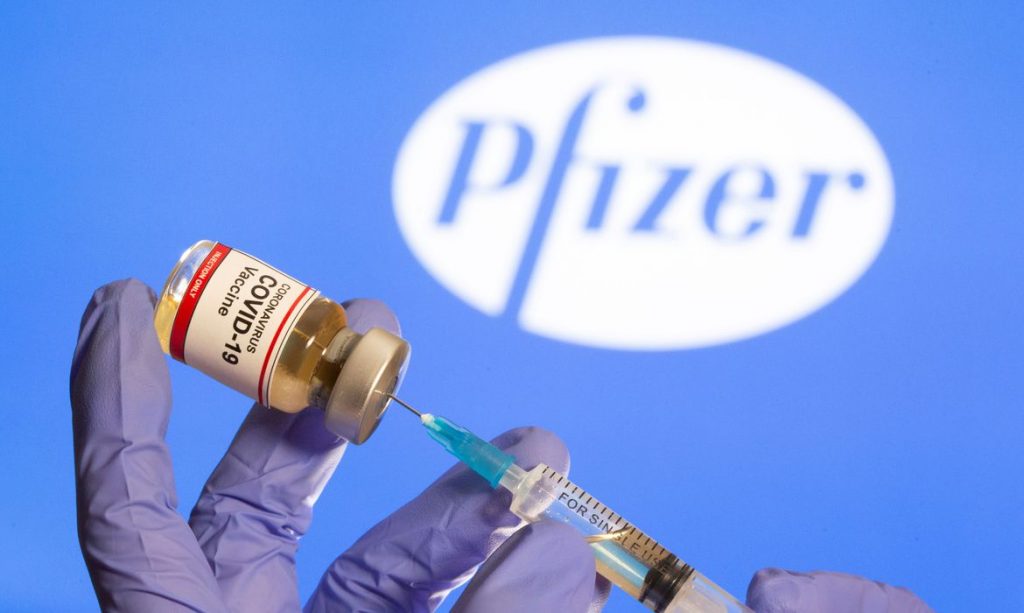 Novo lote de vacinas da Pfizer chega ao Brasil