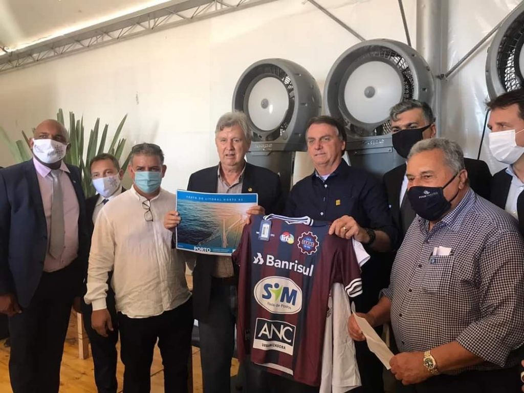 Em Porto Alegre, presidente Bolsonaro recebe nova camiseta do Caxias