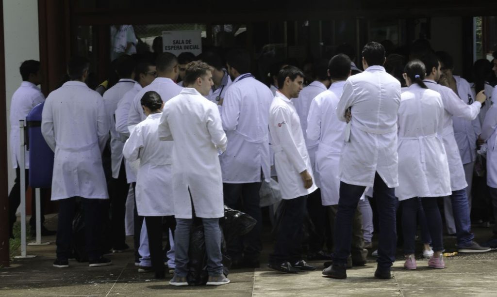 Médicos credenciados ao IPE-Saúde mantêm greve e decidem pelo licenciamento temporário
