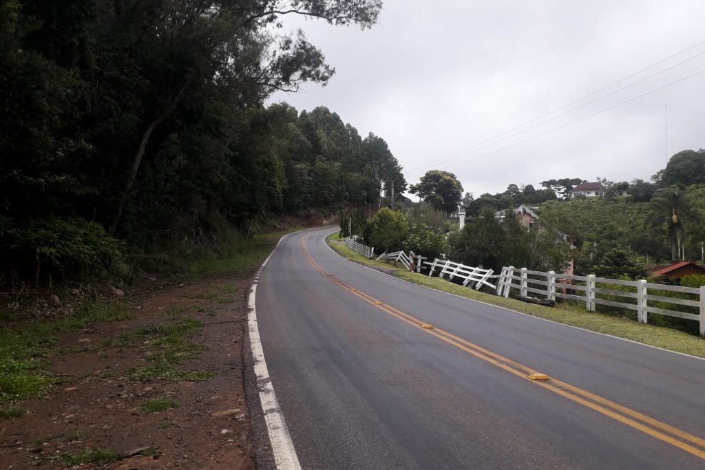 Vereadores de Farroupilha cobram colocação de guard rail em trecho da VRS-813