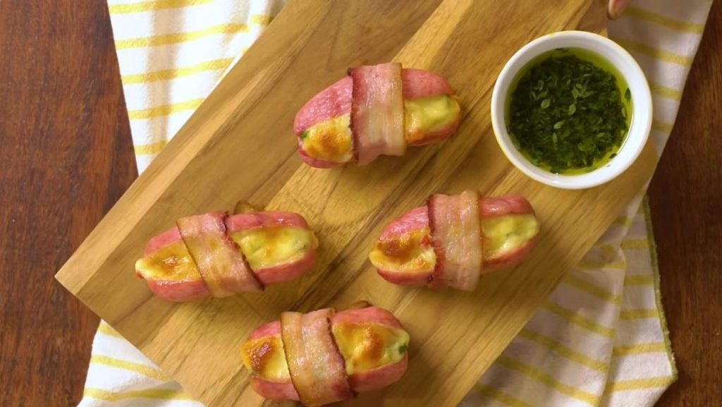 Cozinha Viva: Salsichão recheado com pimentões envolvido no bacon