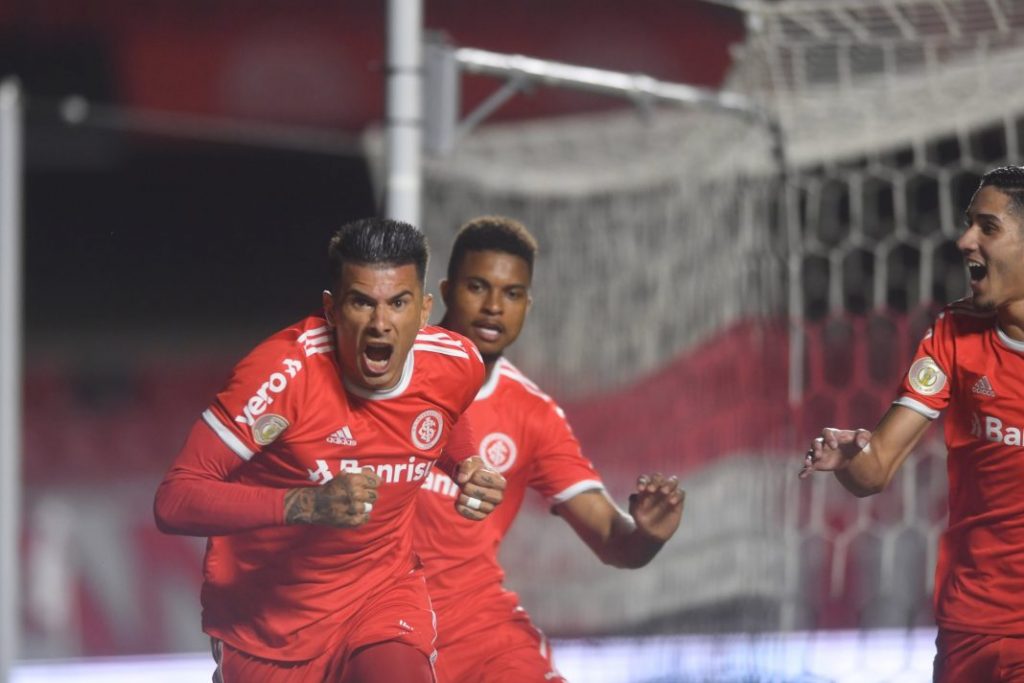 Inter rasga a camisa do São Paulo e vira novo líder do Brasileirão